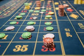raja132 App ဖြင့် Myanmar Esports Match နှင့် Live Casino ကို တစ်ပြိုင်နက် ကြည့်ရှုနေသည့် မြင်ကွင်း